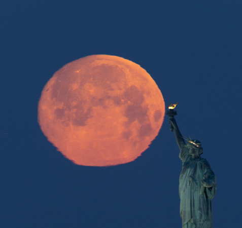 Supermoon over Statue of Liberty -Brooklyn-2