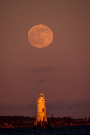 Moon over South Amboy Lighthouse-20
